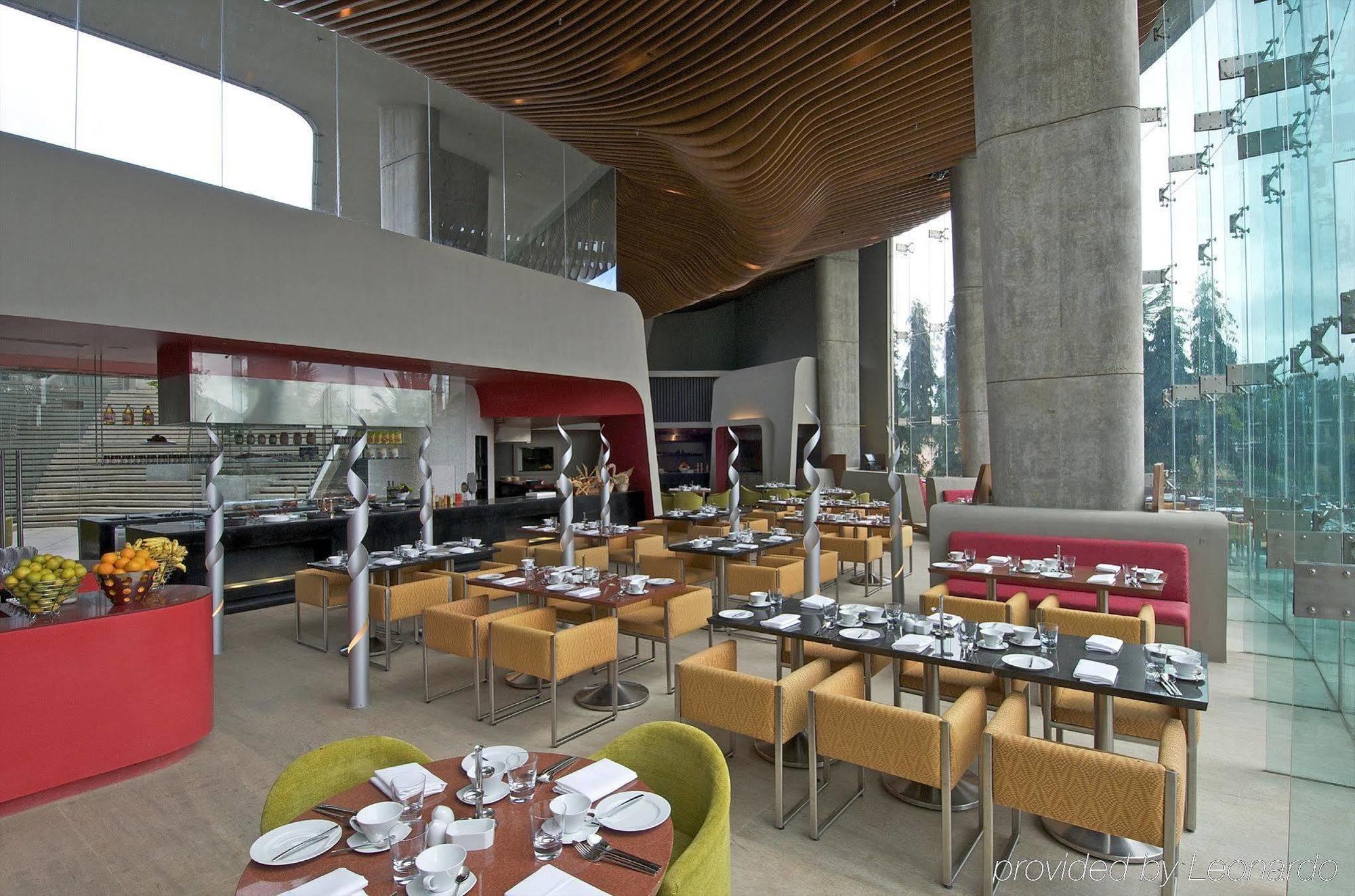 Vivanta Bengaluru, Whitefield Ресторан фото